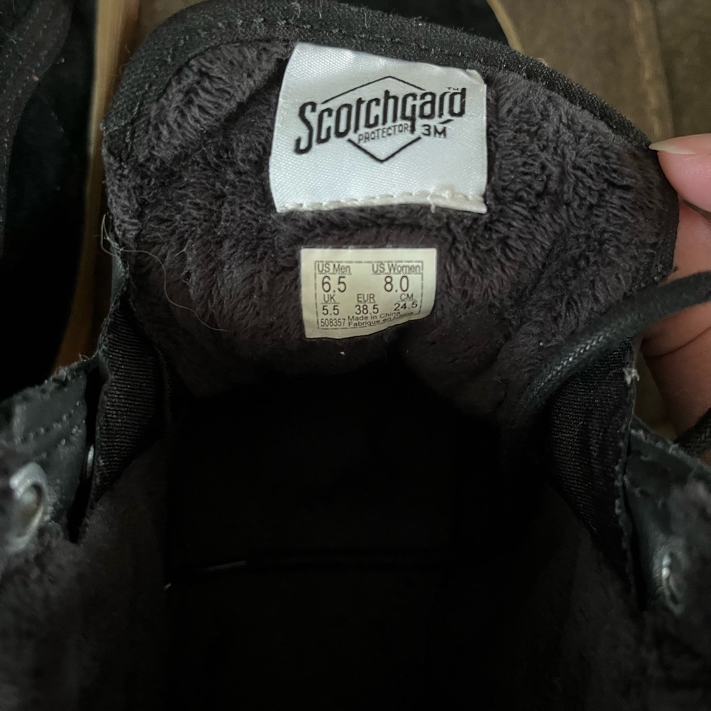 Men’s Vans Sk8-Hi MTE Black & Gum Suede Shoes - Picture 8 of 8